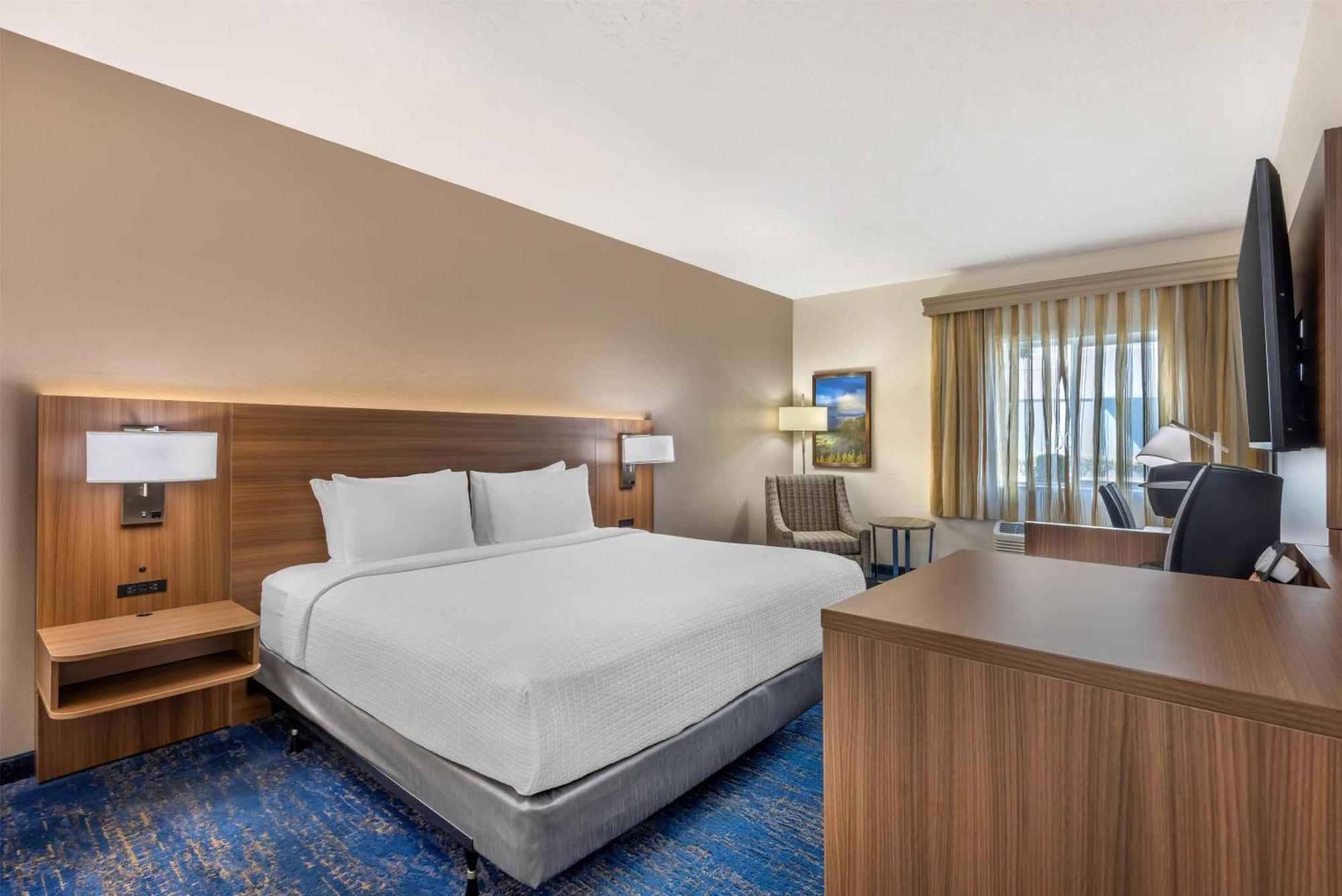 King Room with Roll-in Shower - Disability Access/Non-Smoking